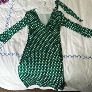 DVF classic wraparound dress. Green print. Size 4.